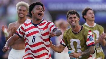 Estados Unidos sella su pase a octavos de final pese a jugar con uno menos y se enfrentará a Bélgica