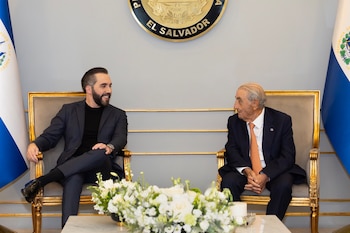 El presidente Bukele se reunió en Casa Presidencial con los directivos de la aerolínea para la firma del convenio./ (Casa Presidencial)