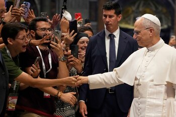 El pontífice junto a jóvenes