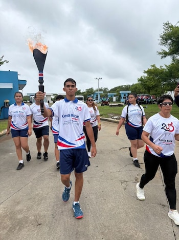 La Antorcha ingresó a Costa Rica cerca de las 10:00 y 22.000 estudiantes la portarán durante el 13 y 14 de setiembre por una ruta de 378 kilómetros hasta Cartago. (Foto: Ministerio de Educación de Costa Rica)
