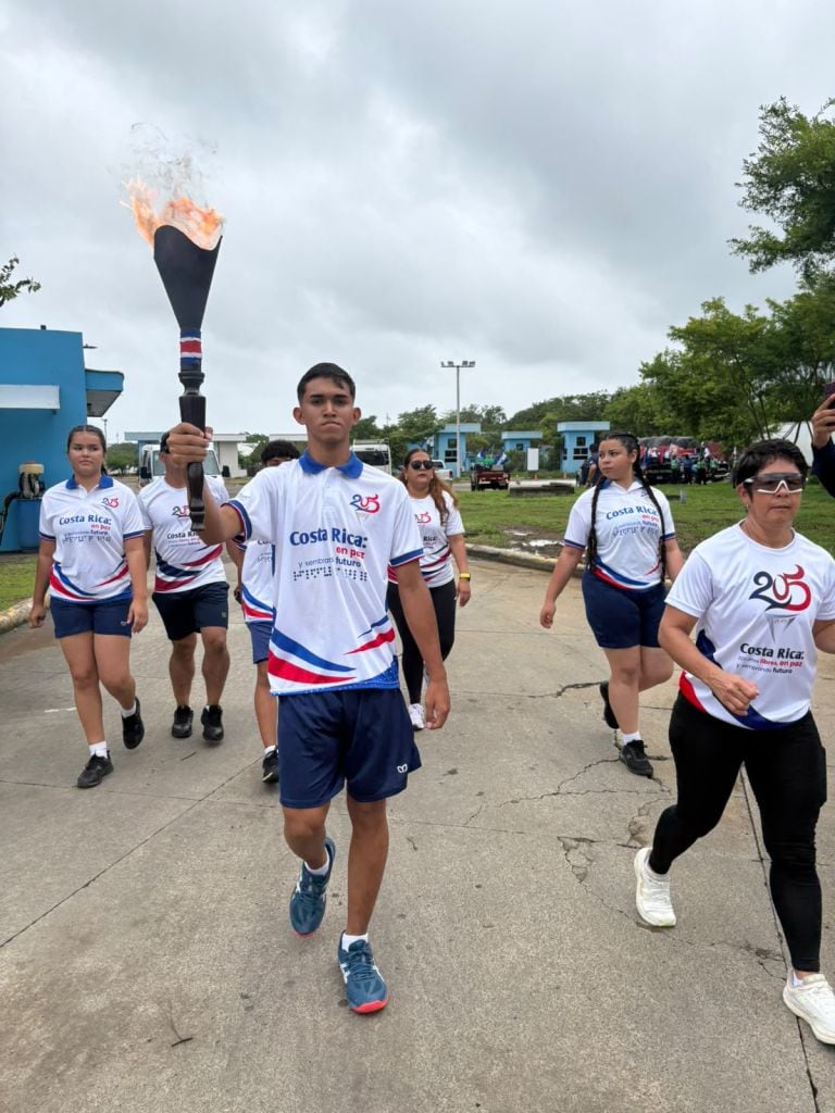 La Antorcha ingresó a Costa Rica cerca de las 10:00 y 22.000 estudiantes la portarán durante el 13 y 14 de setiembre por una ruta de 378 kilómetros hasta Cartago. (Foto: Ministerio de Educación de Costa Rica)