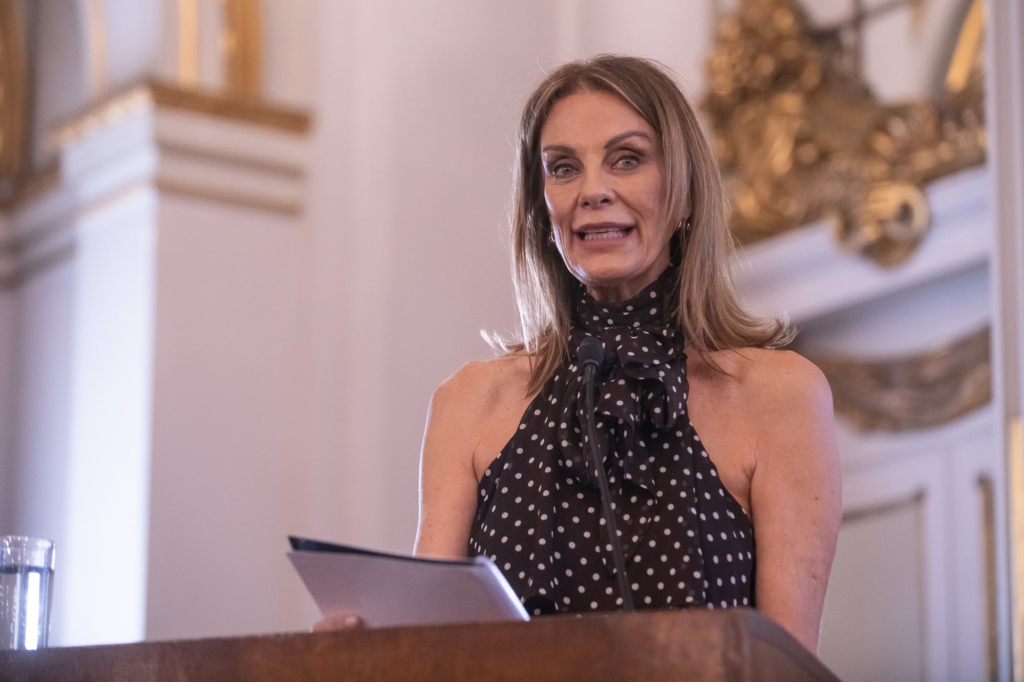 Nequi Galotti estuvo a cargo de la apertura de la entrega de las Menciones de Honor Tijeras de Plata 2026