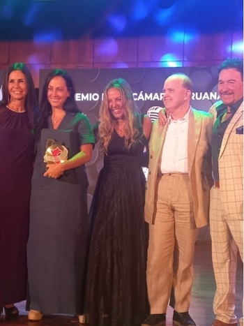 Cynthia Martínez se emociona con premio y homenaje póstumo a Pedro Suárez Vértiz. instagram.