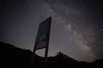 Imagen de archivo de una lluvia de estrellas desde la sierra de Os Ancares, en Galicia. (Carlos Castro/Europa Press)