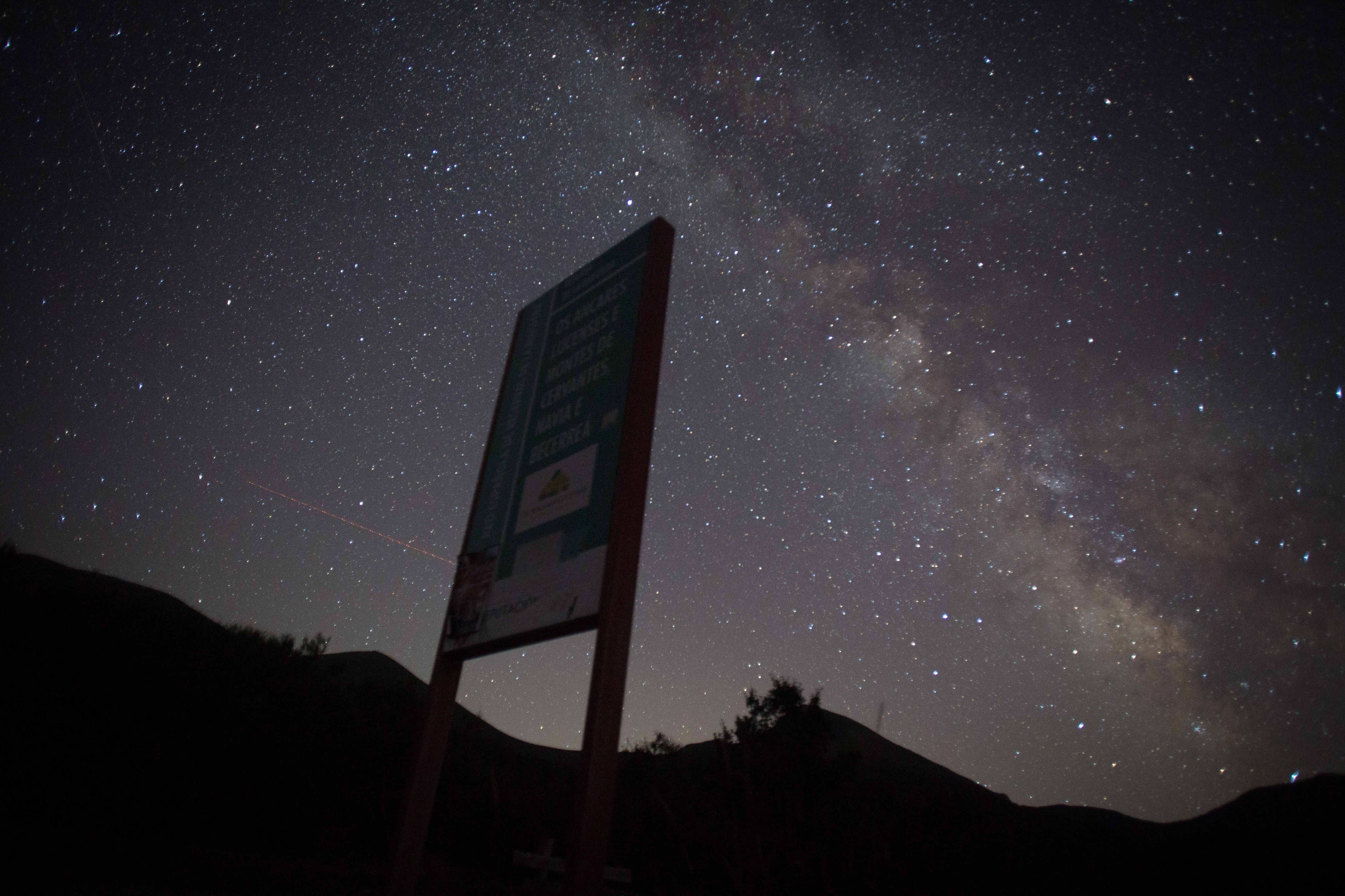 Imagen de archivo de una lluvia de estrellas desde la sierra de Os Ancares, en Galicia. (Carlos Castro/Europa Press)