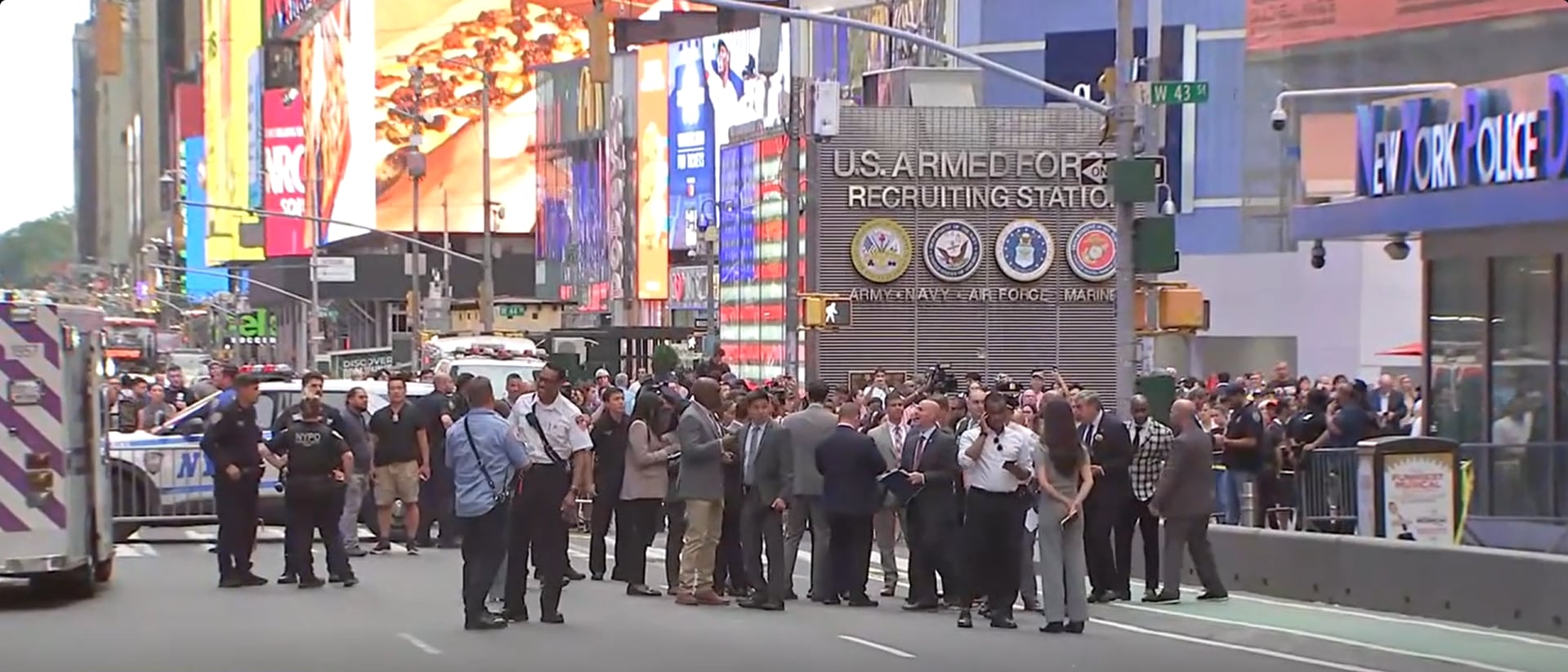 La Policía de Nueva York baleó en Times Square a una mujer armada con cuchillos tras un presunto apuñalamiento y un avance hacia los agentes (Captura WABC)