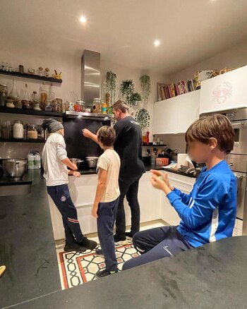 Maxi López cocinando con sus