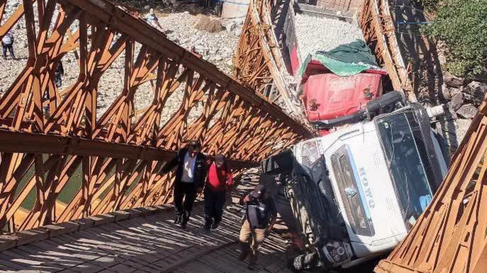 Dos volquetes de carga pesada quedan atrapados tras el colapso del puente Pampatama en Apurímac, lo que interrumpe la circulación vial en la provincia de Aymaraes. (Foto: Facebook / Willakuy)