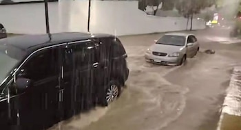 Vehículos quedaron parcialmente sumergidos por la acumulación de agua. El tráfico vehicular se paralizó durante varias horas en diferentes puntos de la ciudad. (Foto: Redes sociales / captura de video)