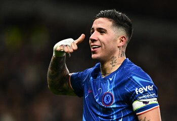 Pulgar arriba para el gran nivel que demuestra: junto con Palmer, son los puntales del escolta del Liverpool en la Premier (REUTERS/Dylan Martinez)