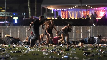 Víctimas del tiroteo en Las Vegas huyen del lugar del ataque (AFP)