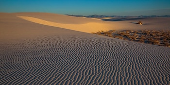 El parque es reconocido por sus paisajes de arena blanca y efectos visuales que evocan escenarios extraterrestres al amanecer y atardecer (Wikimedia Commons)