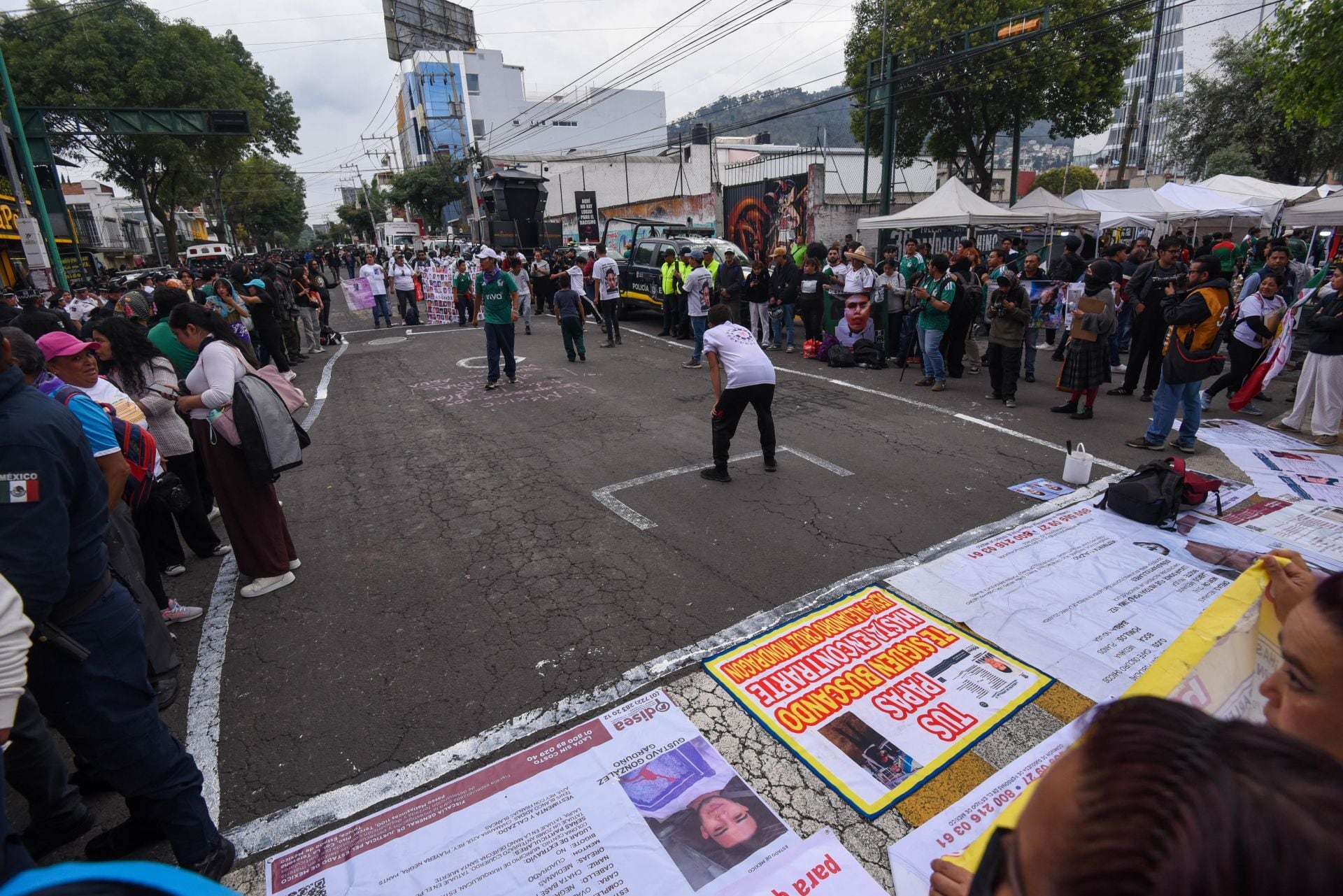 La protesta tomó forma de una cascarita antimundialista con consignas sobre los 133 mil desaparecidos y reparto de folletos a los asistentes al Nemesio Diez. (FOTO: CRISANTA ESPINOSA AGUILAR/CUARTOSCURO.COM)