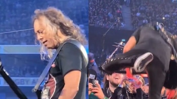 Kirk Hammett resbaló hacía los fans mientras tocaba en un concierto. (Captura de video)