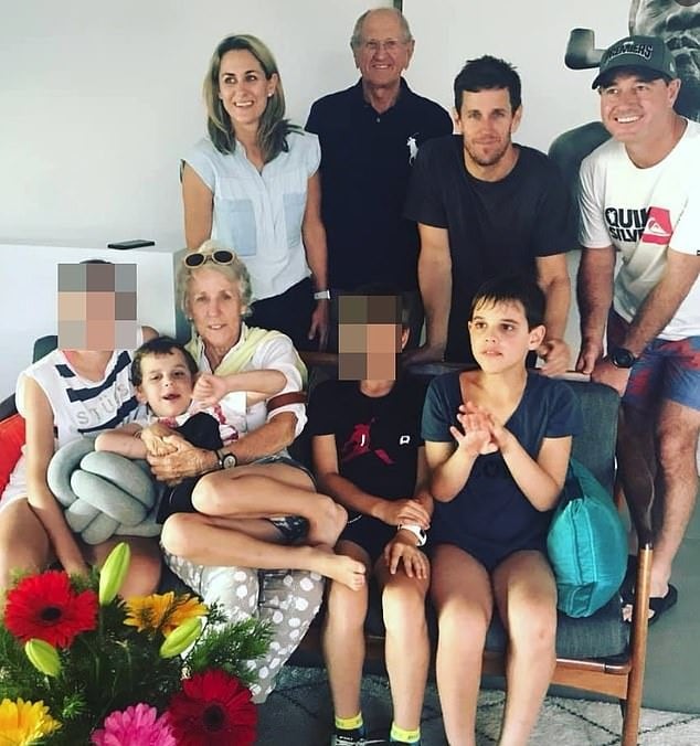 Jarrod Clune (en la segunda foto a la derecha) con sus hijos Leon y Otis, sus padres Dianne y Michael, su hermana Jemima y su cuñado Ryan. (Daily Mail)