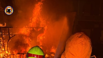 Arden los restos de fallas