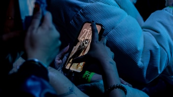 Una persona usa el móvil