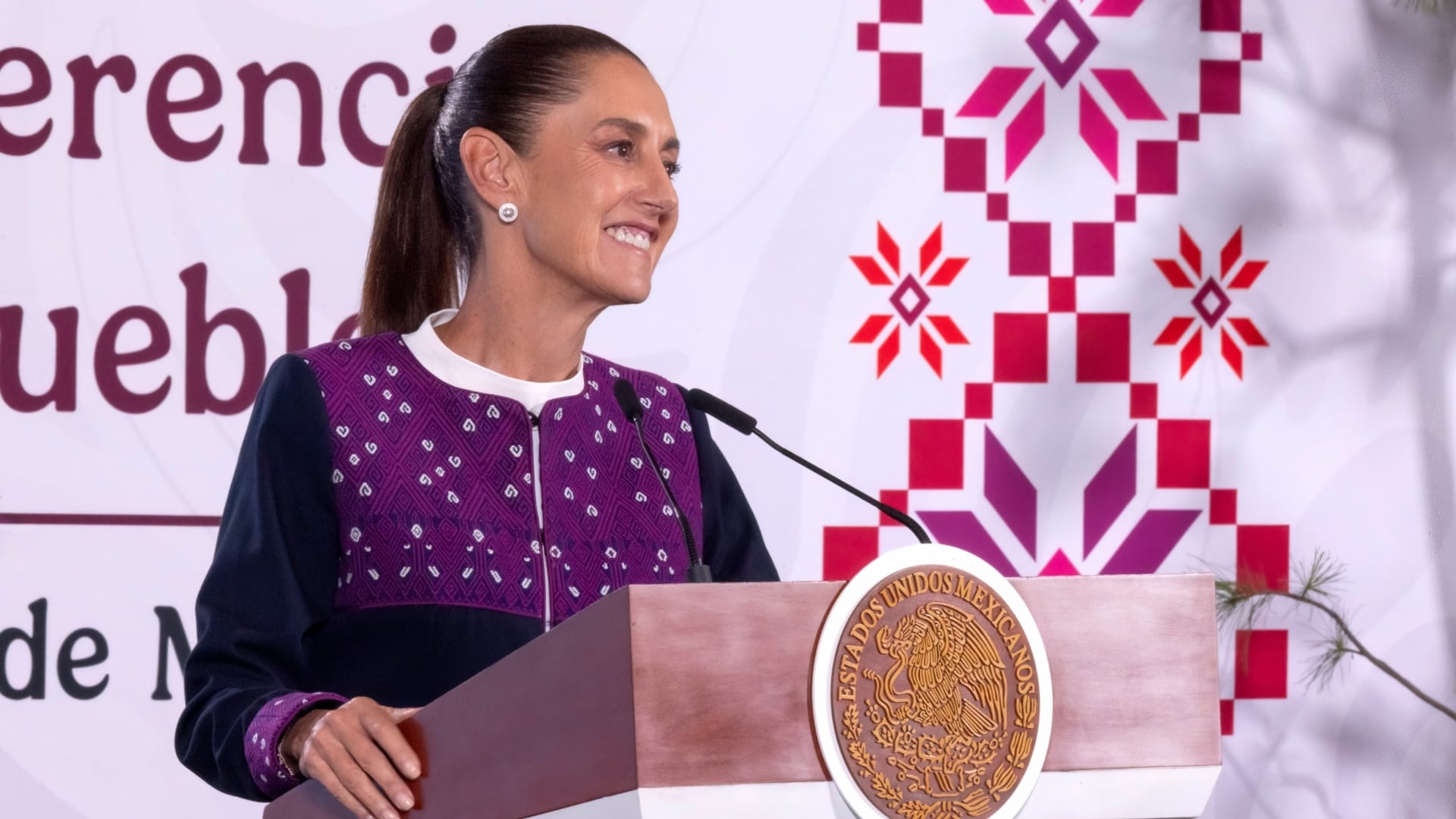 Sheinbaum minimiza que trabajadores de programas del Gobierno no tengan seguridad social, pero analiza ofrecer prestación
