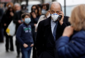 Un homre con barbijo en