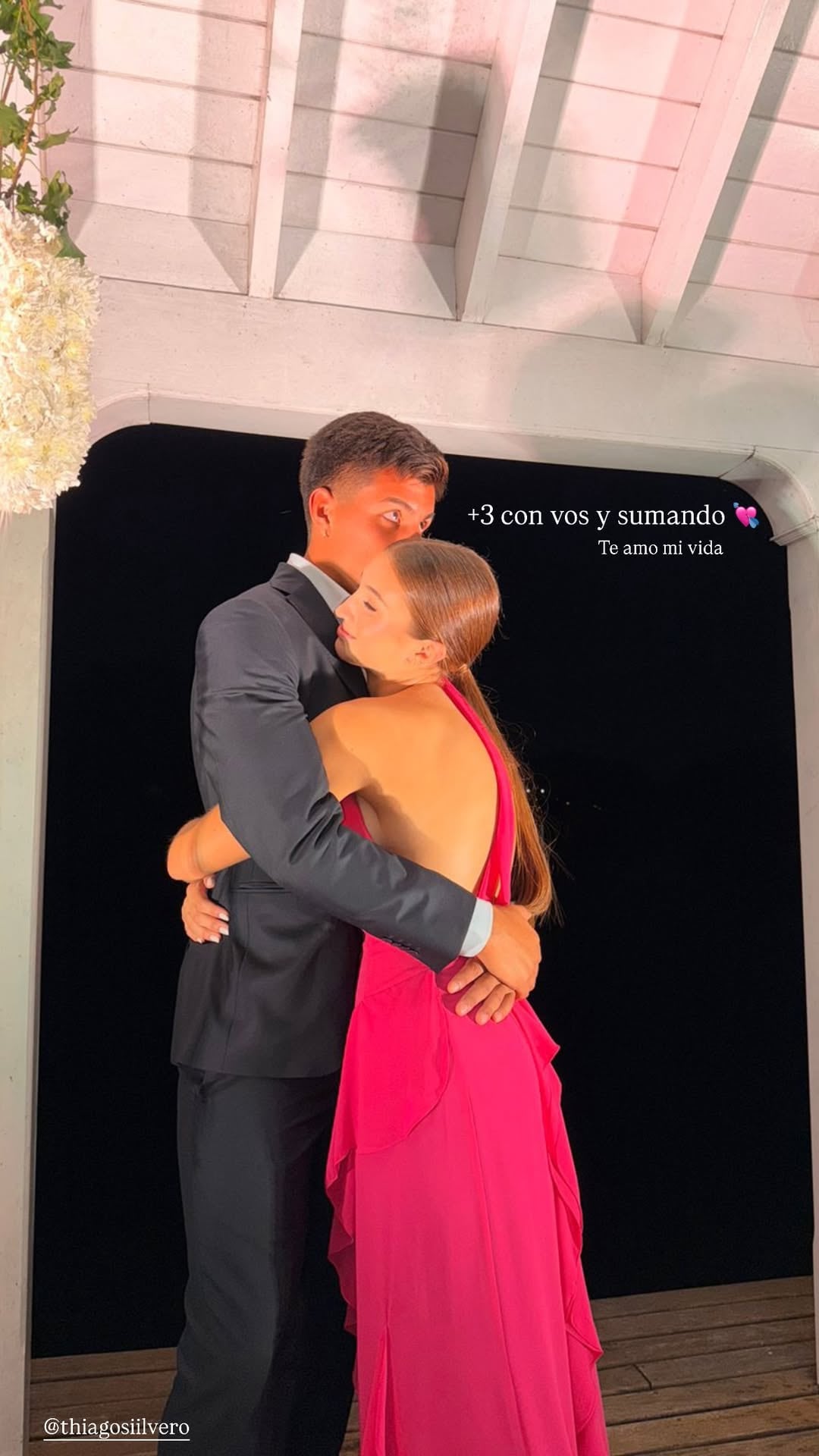 La hija de Nicole Neumann y Fabián Cubero compartió una foto abrazada a su novio en una elegante postal que generó repercusión