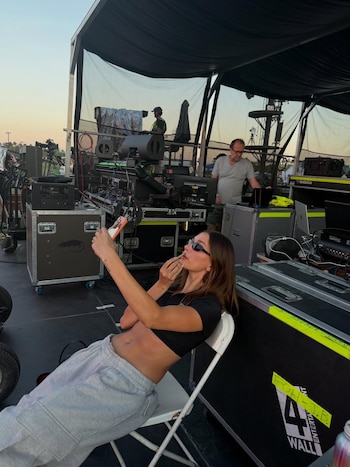 Hailey Bieber dio un vistazo al detrás de bambalinas previo al show de Justin Bieber. (Instagram)