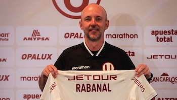 Javier Rabanal exhibiendo una camiseta