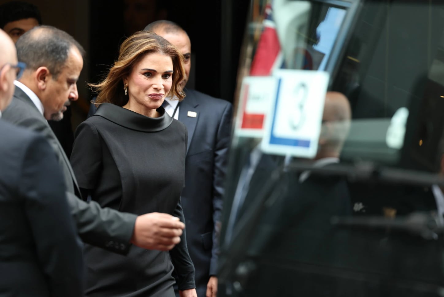 Rania de Jordania subiendo al autobús que les llevará a la Catedral de Oslo para acudir al funeral de Estado de Harald