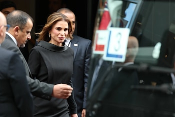 Rania de Jordania subiendo al autobús que les llevará a la Catedral de Oslo para acudir al funeral de Estado de Harald