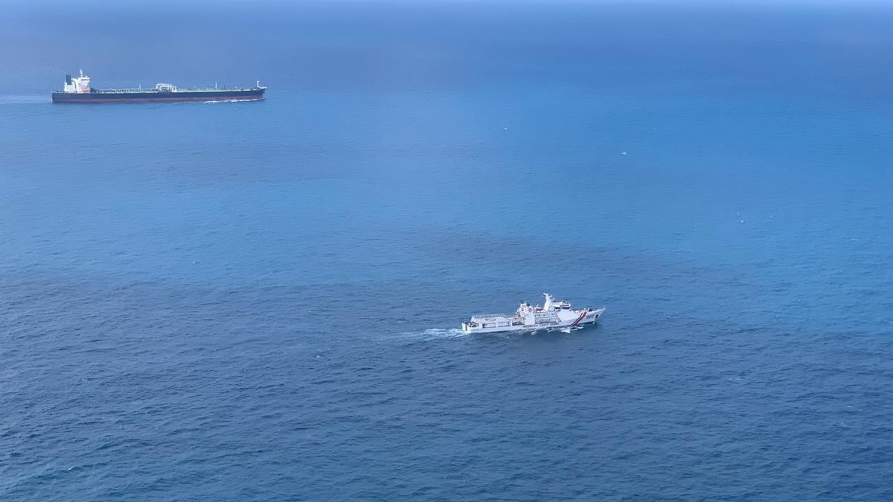 El petrolero de crudo de bandera iraní MT Horse es escoltado a Batam, Islas Riau, Indonesia. Guardia Costera de Indonesia (BAKAMLA)/Marina de Indonesia (TNI AL)/vía REUTERS