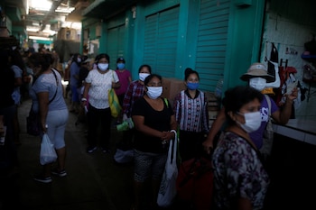 Mujer con barbijo en las