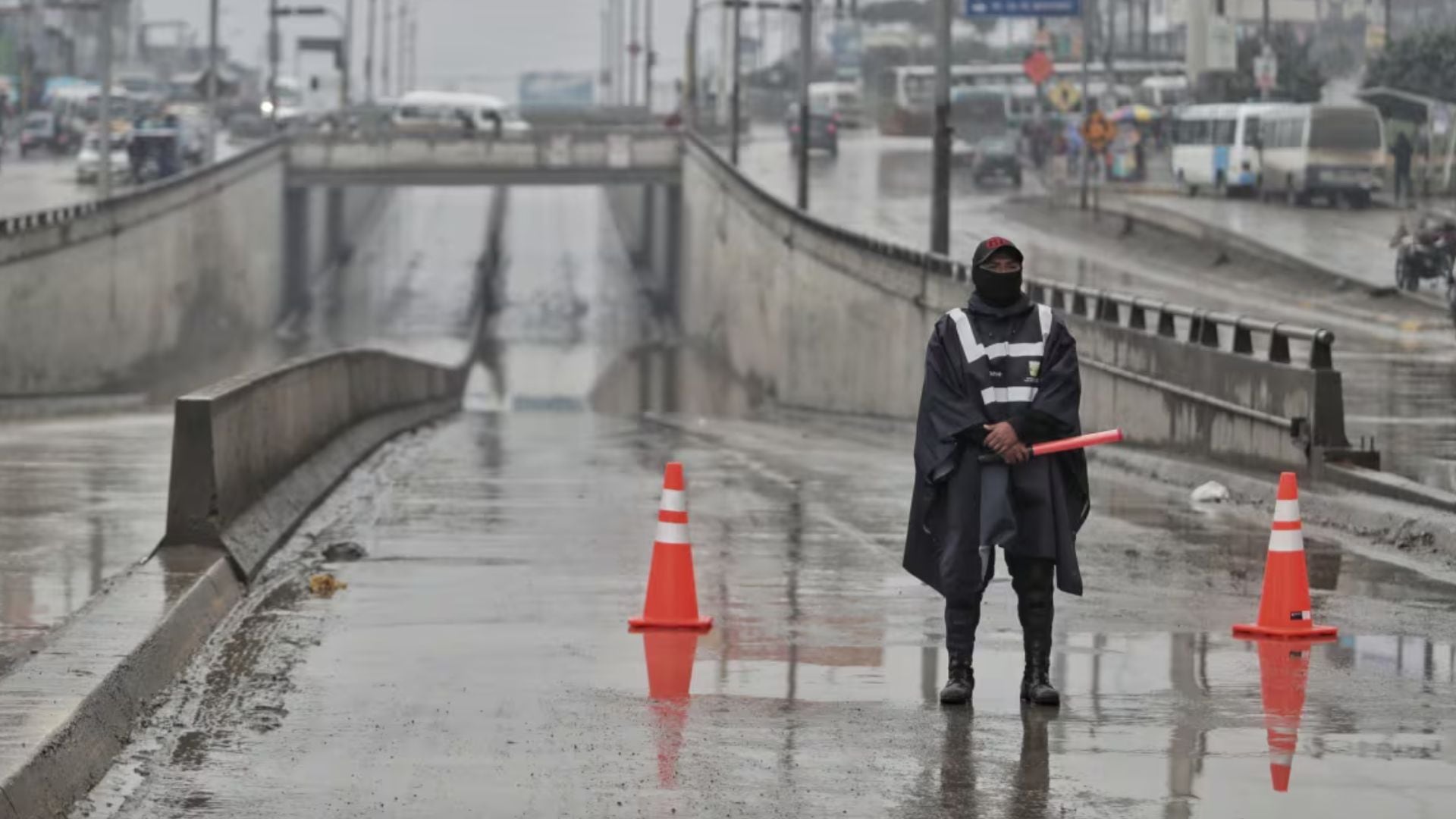 Lima amaneció inundada luego de varias horas de llovizna. (Foto: Andina)