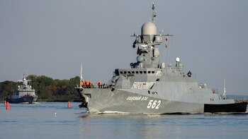 Die russische Marine feuert mit
