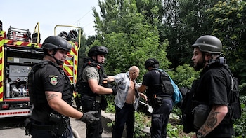 Aumentan a tres los muertos y 59 los heridos del ataque ruso a una comisaría en la provincia de Yitomir