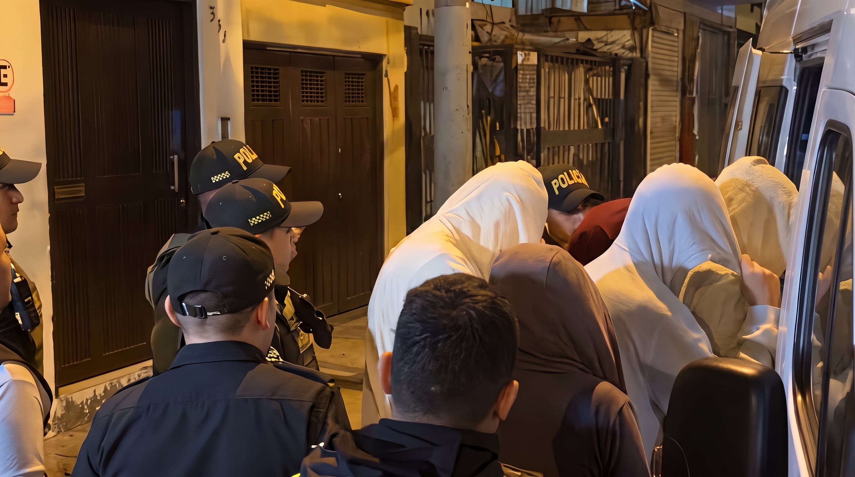 Agentes de la policía trasladan a los 10 estudiantes retenidos por presunta agresión sexual contra uno de sus compañeros. (Captura video) (Imagen Ilustrativa Infobae)