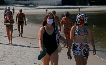 Un grupo de personas camina