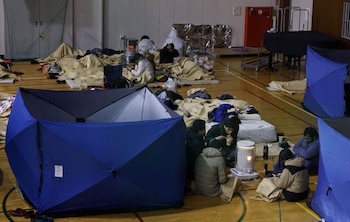 Residentes locales descansan en una escuela primaria que actúa como refugio de evacuación después del terremoto. Foto: REUTERS