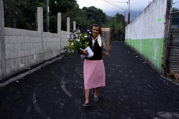 Una mujer camina en una