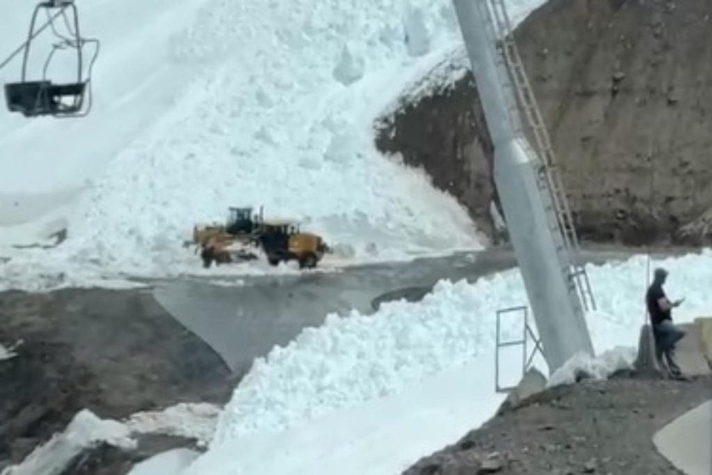 Las máquinas viales trabajan en la remoción de nieve sobre la Ruta 60 de Chile tras el desprendimiento que obstruyó la calzada en el cobertizo Los Japoneses