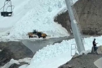 Las máquinas viales trabajan en la remoción de nieve sobre la Ruta 60 de Chile tras el desprendimiento que obstruyó la calzada en el cobertizo Los Japoneses