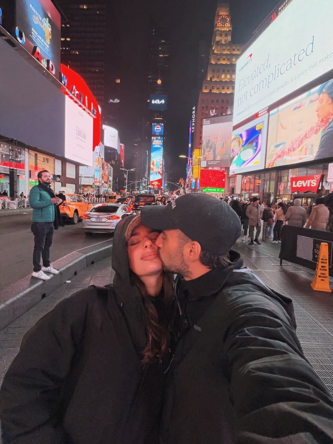 Occhiato y Flor Jazmín, a los besos en Times Square