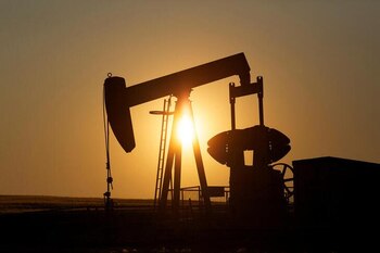 Bombeo de petróleo en un campo cerca de Calgary