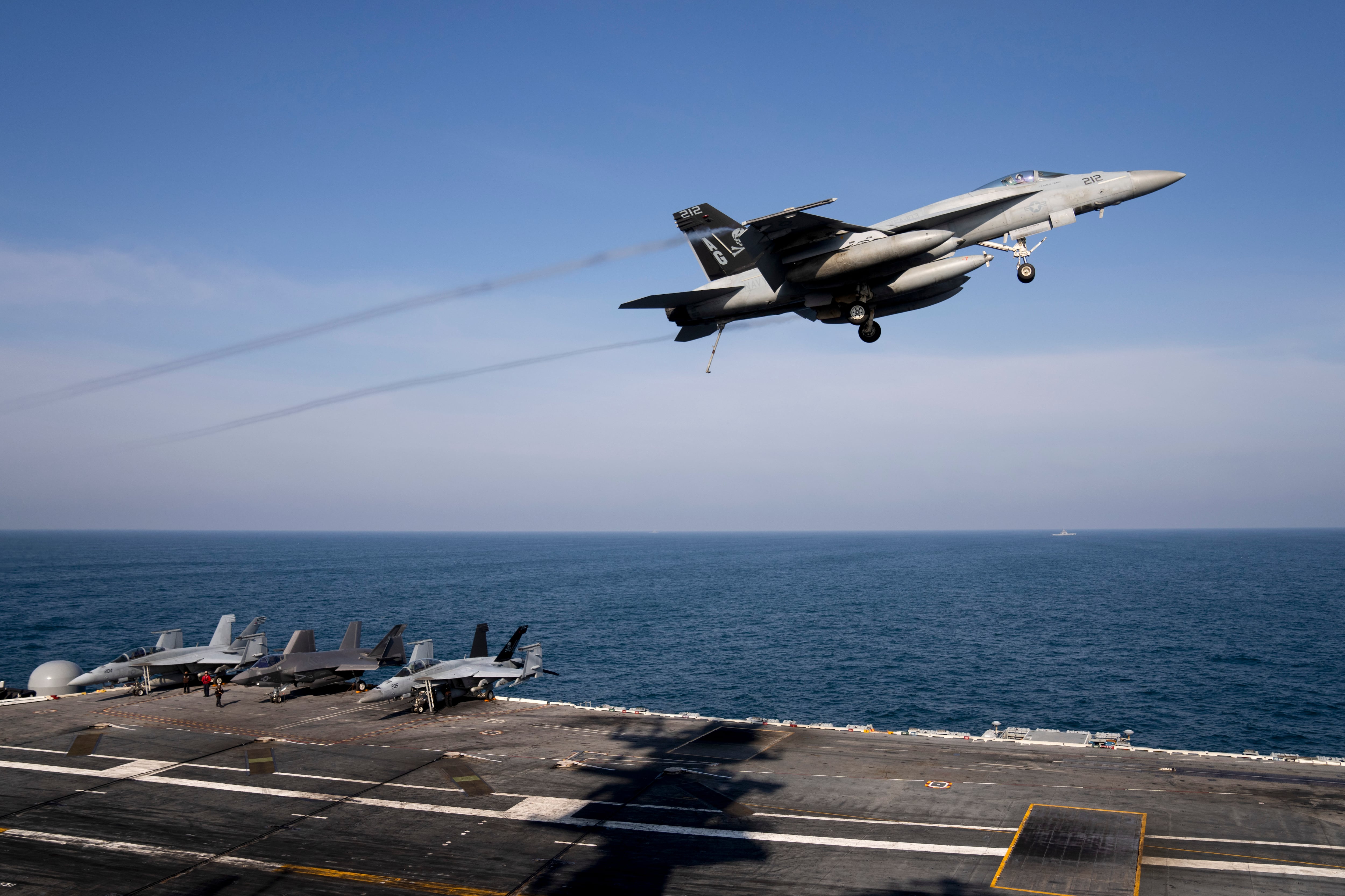 Foto de archivo. Un avión de combate F/A-18 Super Hornet pasa sobre el puente del portaaviones de propulsión nuclear USS George Washington durante ejercicios militares conjuntos con Argentina, el jueves 30 de mayo de 2024 (AP Foto/Víctor R. Caivano)