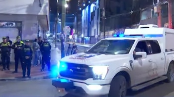 Los hechos se registraron en una calle de la localidad de Santa Fe, donde un conflicto entre simpatizantes de equipos rivales derivó en la muerte de dos de ellos - crédito Captura video Noticias Caracol