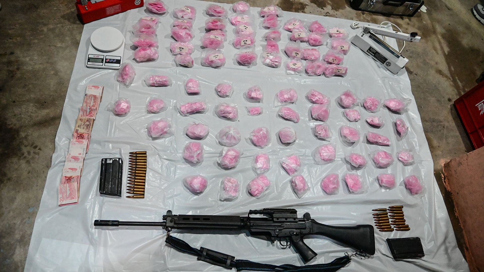 Un fusil FAL y cocaína incautada a la banda de Villalba