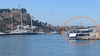 El yate ‘Fortuna’ en el que navegó Juan Carlos I pasa estos días trabajos de mantenimiento en el puerto del constructor Molpeceres mientras se alquila por 15.900 euros diarios