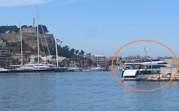 En un círculo naranja, el antiguo 'Fortuna' anclado en el puerto de Denia