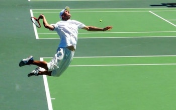 Brian Battistone salta en el saque y aterriza adentro de la cancha (Crédito: Natural Tennis)