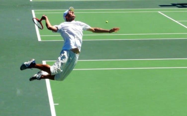 Brian Battistone salta en el saque y aterriza adentro de la cancha (Crédito: Natural Tennis)