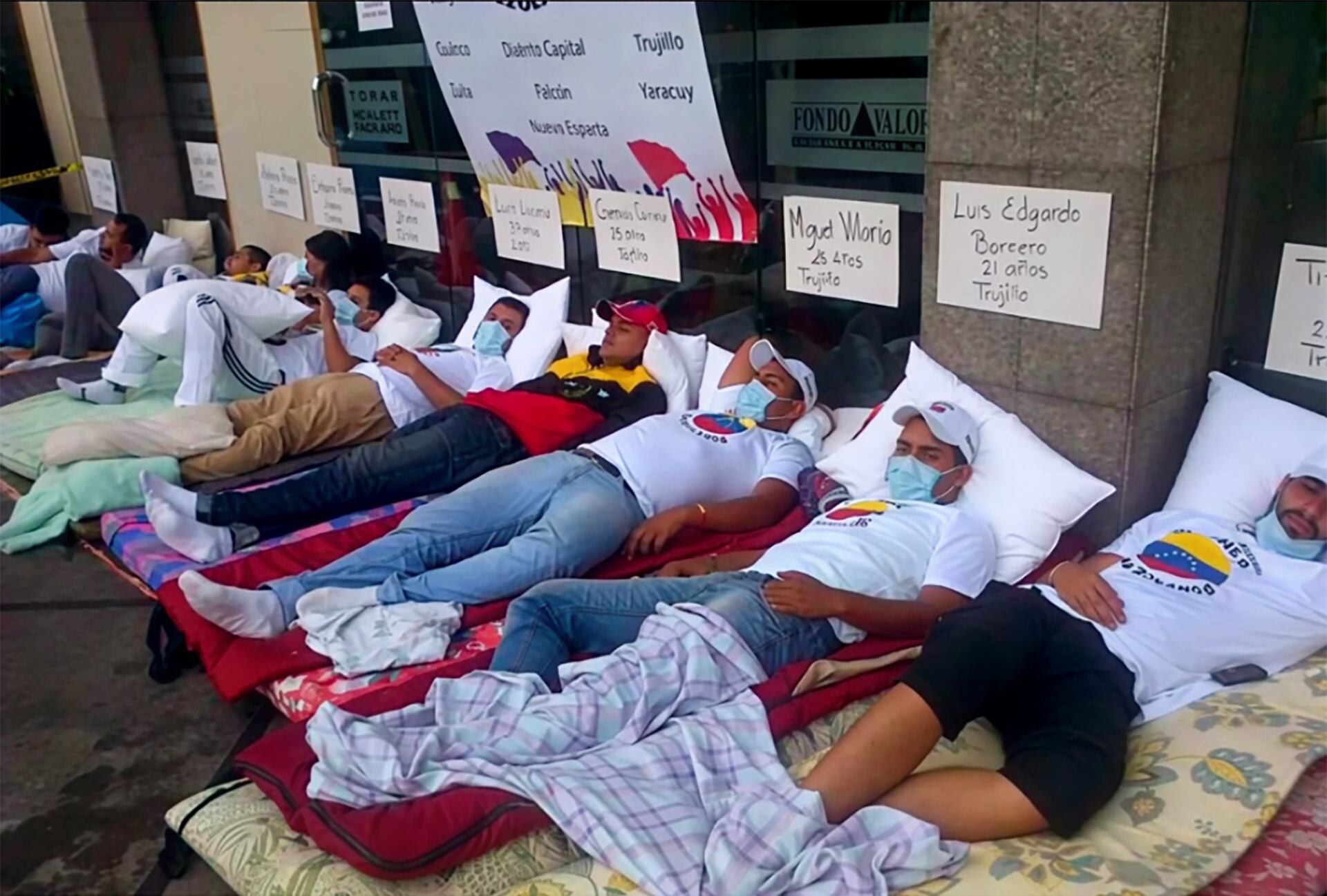 Jóvenes reclamban atención de las autoridades, de la ONU, de la Iglesia mientras el régimen venezolano profundizaba la represión