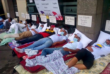 Jóvenes reclamban atención de las